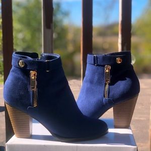 Kohlโs lightly used Navy blue.